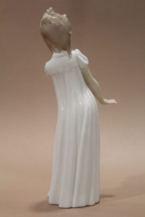 Figurka dziewczynka ziewająca w białej sukience NAO