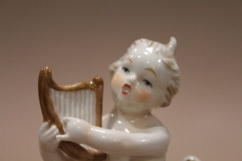 Figurka chłopiec z harfą Goebel