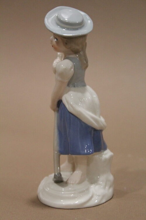 Figurka dziewczynka z motyką Goebel