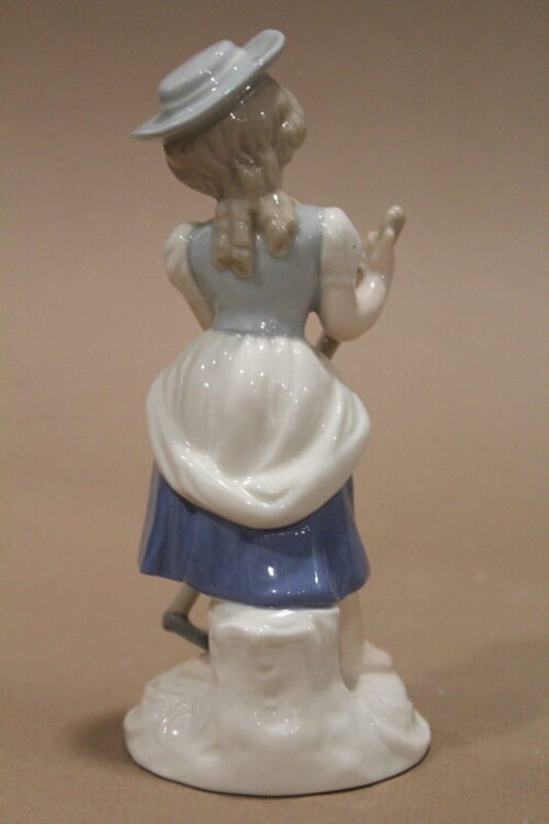 Figurka dziewczynka z motyką Goebel