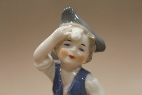 Figurka chłopiec z łopatą Goebel