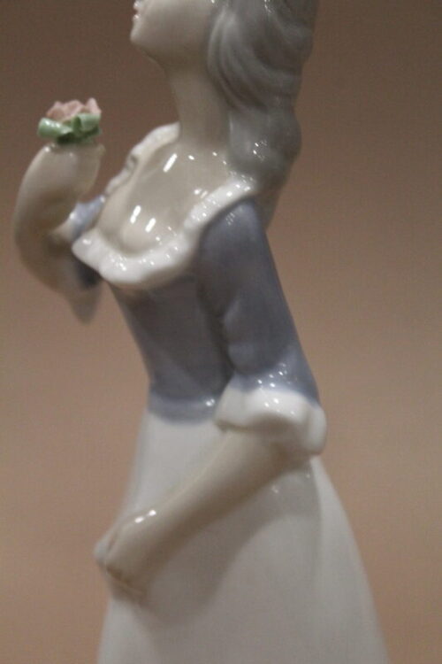 Figurka kobieta z różą Tengra