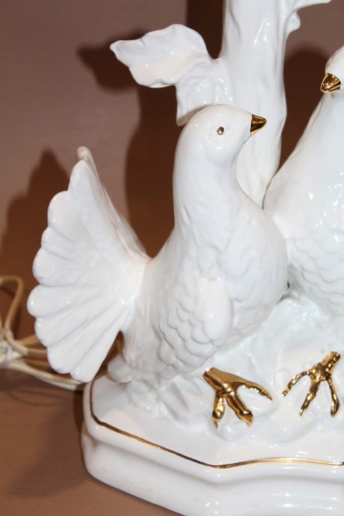 Porcelanowa lampa z gołębiami