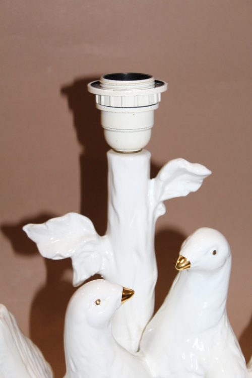 Porcelanowa lampa z gołębiami