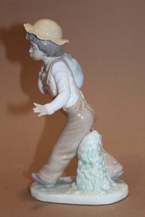 Figurka NAO chłopiec w słomianym kapeluszu