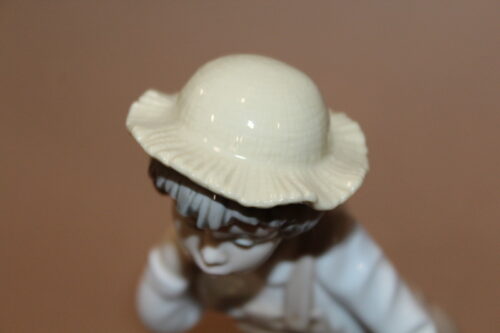Figurka NAO chłopiec w słomianym kapeluszu