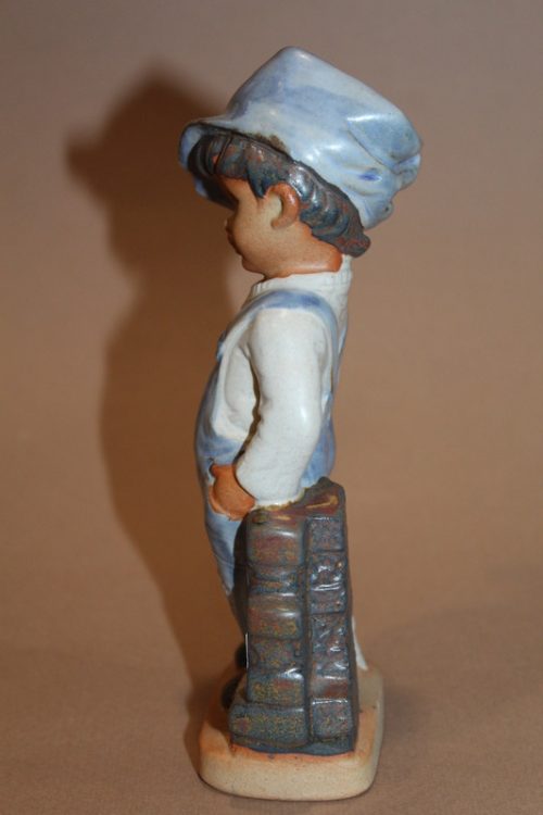 Figurka chłopiec w czapce