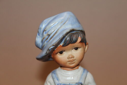 Figurka chłopiec w czapce