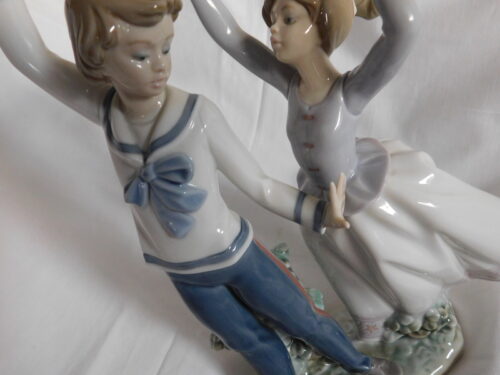 figurka chłopak i dziewczyna bawiące sie pilka