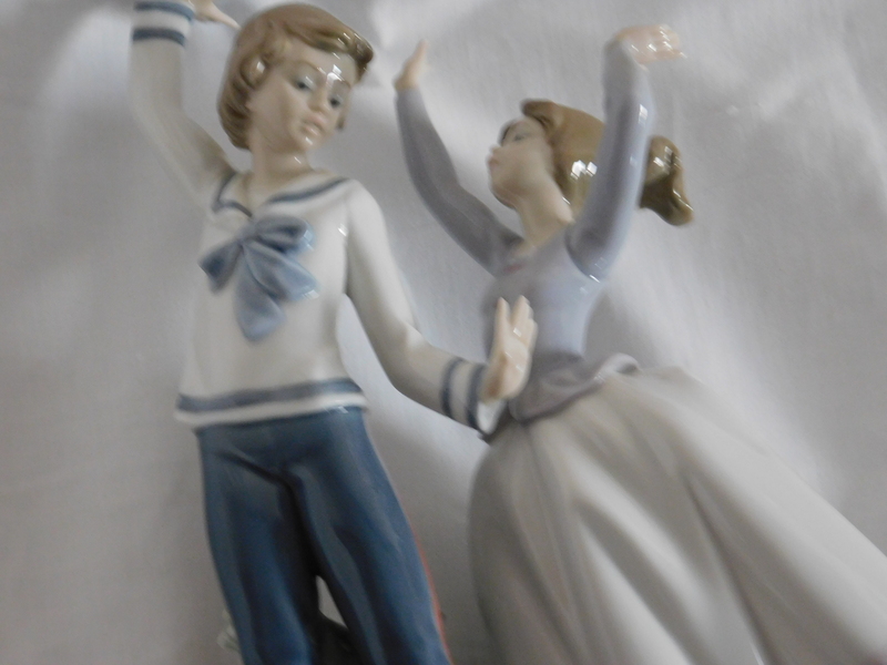 figurka chłopak i dziewczyna bawiące sie pilka