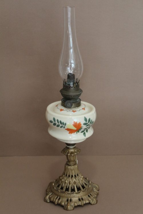 Mosiężna lampa naftowa z porcelanowym zbiornikiem