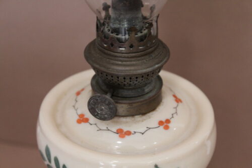 Mosiężna lampa naftowa z porcelanowym zbiornikiem