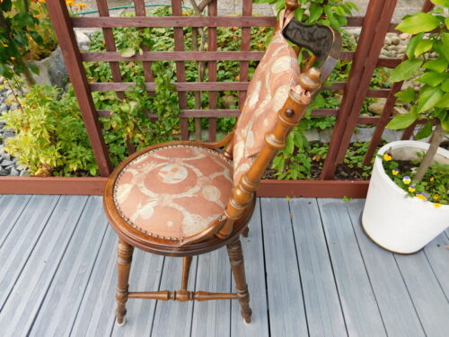 Krzesło z okrągłym siedziskiem z XIX w