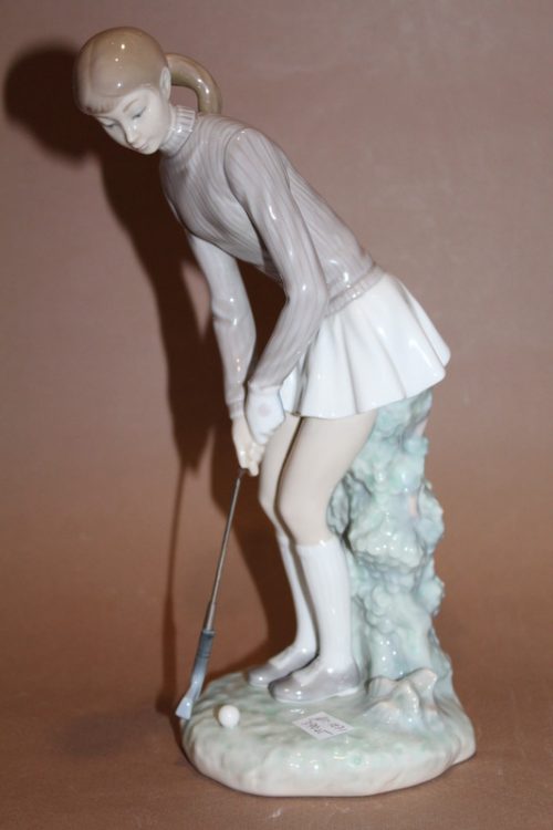Figurka dziewczyna grająca w golfa Lladro