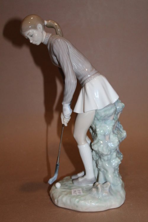 Figurka dziewczyna grająca w golfa Lladro
