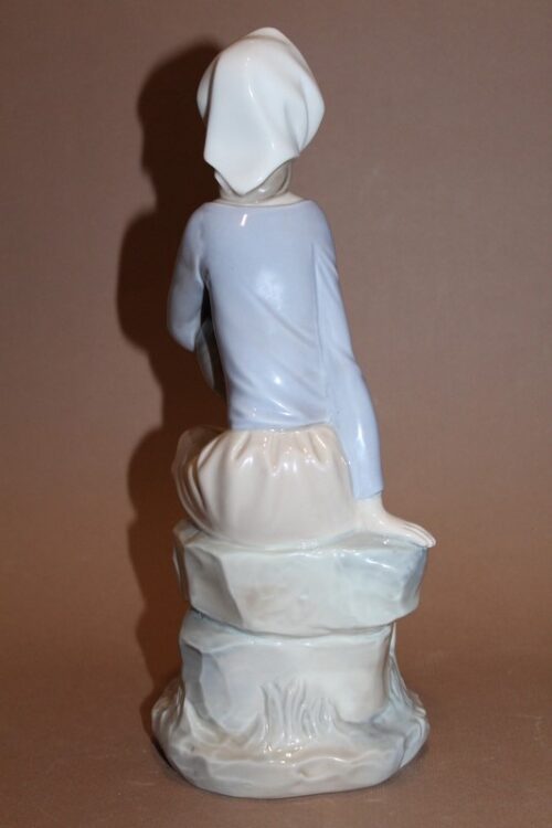 Figurka siedząca dziewczyna z wazą Zaphril