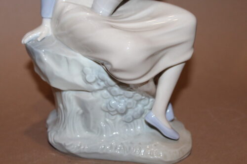 Figurka siedząca dziewczyna z wazą Zaphril
