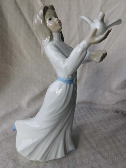Figurka kobieta z gołębiem Tengra