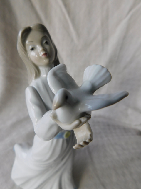 Figurka kobieta z gołębiem Tengra