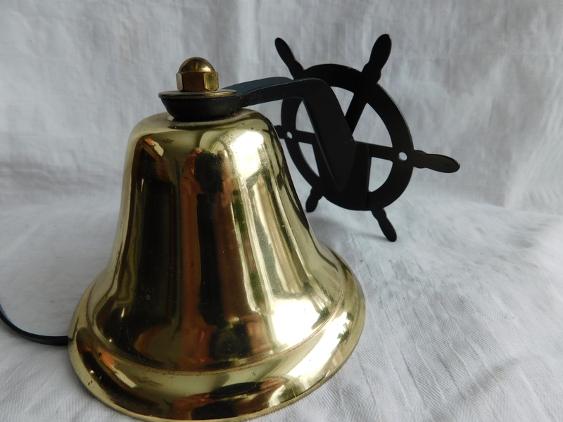 Dzwonek mosiężny z uchwytem w formie kola sterowego