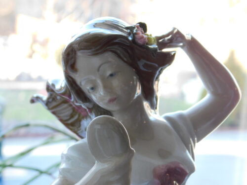 Figurka dziewczyny przeglądającej sie w lusterku H-28