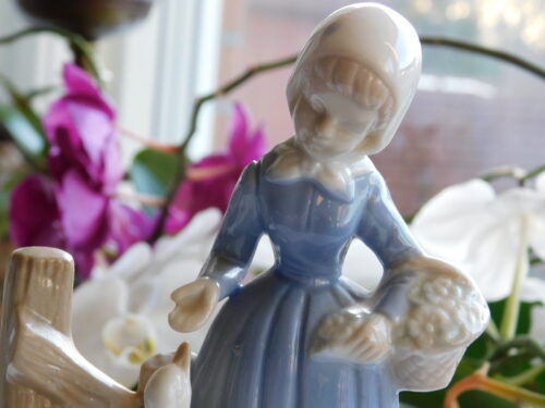 Figurka dziewczyny z gesia, koszykiem z kwiatami