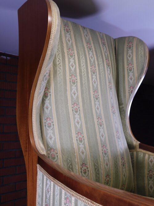 Stary fotel "uszak"  wykonany z jesionu