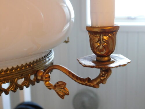 Lampa wisząca z jedna żarówka i 3 świeczkami