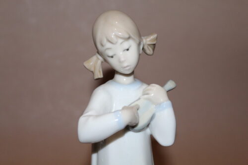 Figurka dziewczynka z ukulele Lladro