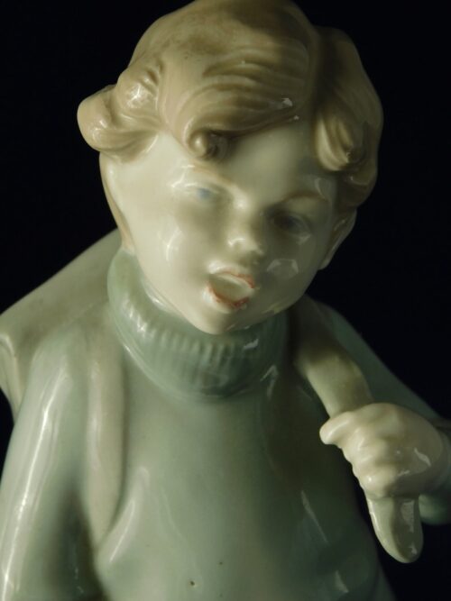 Figurka chłopca z plecakiem Grafenthal