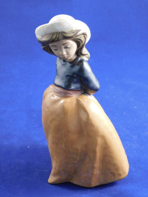 Figurka dziewczyny w brązowej spódnicy Nao by Lladro
