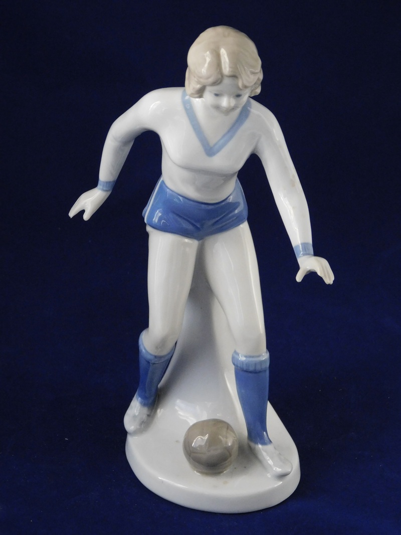 Figurka dziewczyny grającej w piłkę Grafenthal