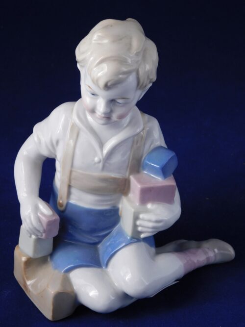 Figurka chłopca bawiącego się klockami Lippensdorf