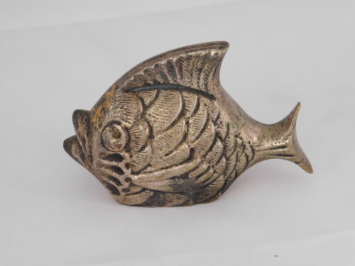 solniczka wykonana w metalu ryba