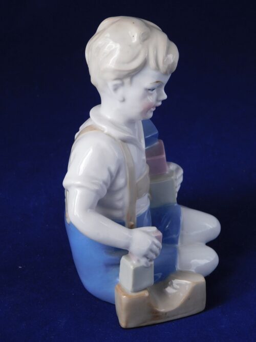 Figurka chłopca bawiącego się klockami Lippensdorf