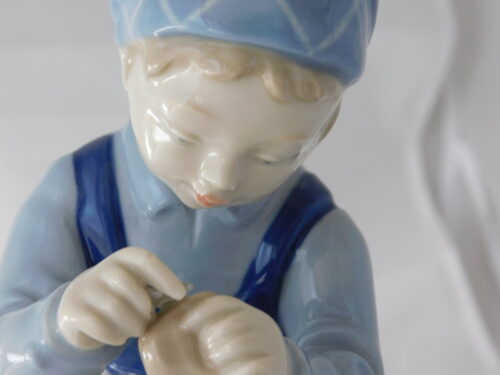 Figurka dziewczyny pioracej odziez Grafenthal