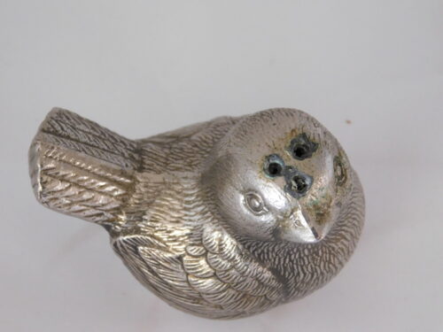 solniczka wykonana w metalu w formie ptaka