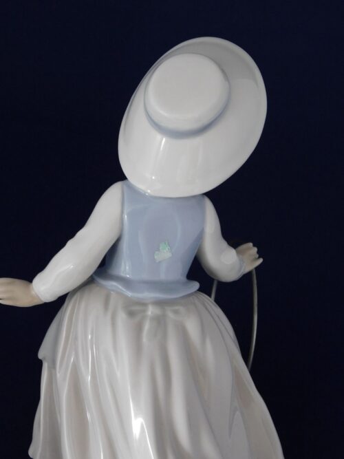 Figurka porcelanowa dziewczyny z kółkiem Nao