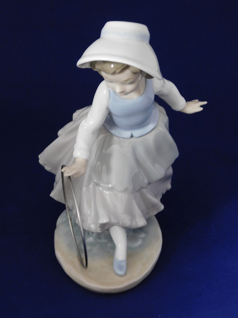 Figurka porcelanowa dziewczyny z kółkiem Nao