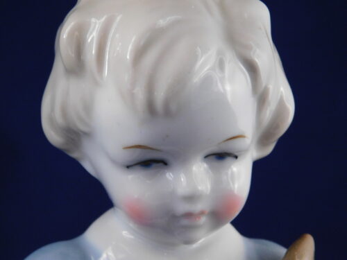 Figurka dziewczyny z sarna