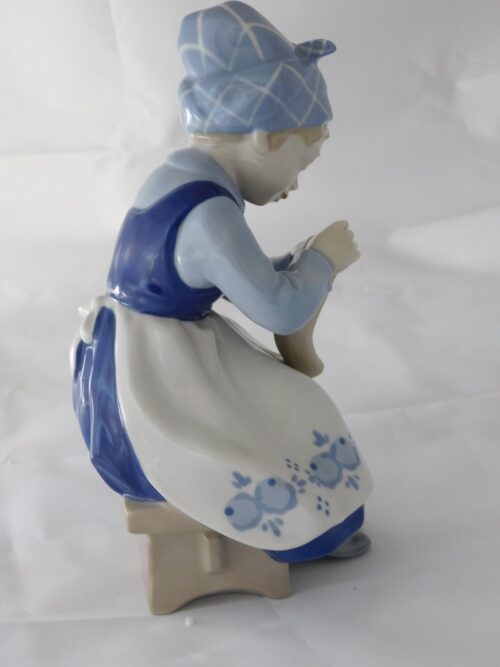 Figurka dziewczyny pioracej odziez Grafenthal