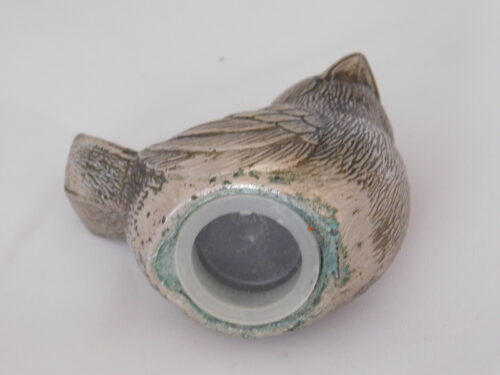 solniczka wykonana w metalu w formie ptaka