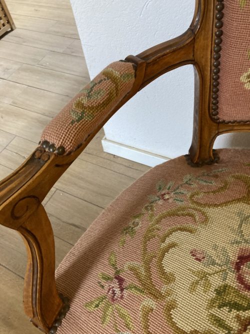 Sofa kanapa w stylu rokoko z haftowanym materiałem