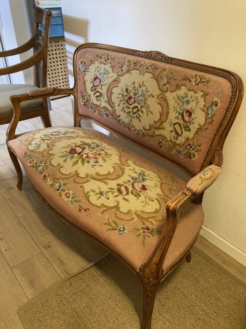 Sofa kanapa w stylu rokoko z haftowanym materiałem