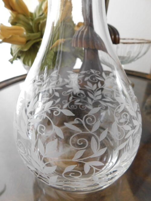 karafka wazon szklany z grawerowanymi wzorami